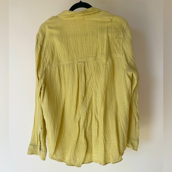 XL yellow- green relaxed long-sleeve blouse made with a crinkled fabric design. - Picture 2 of 4
